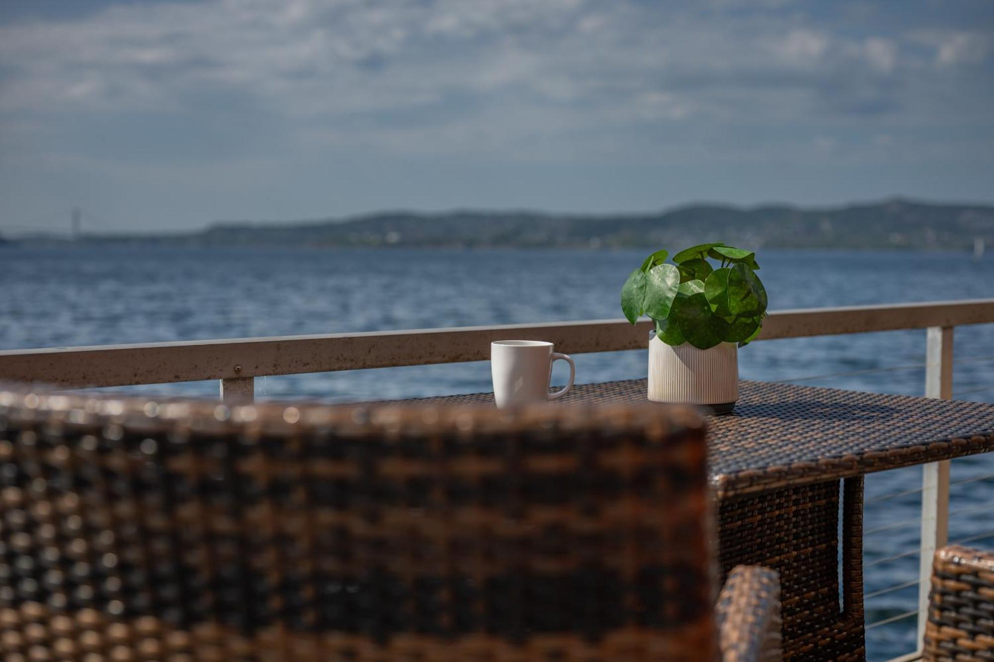 New! Sea Front Apt. With Terrace Above The Sea! Lejlighed *