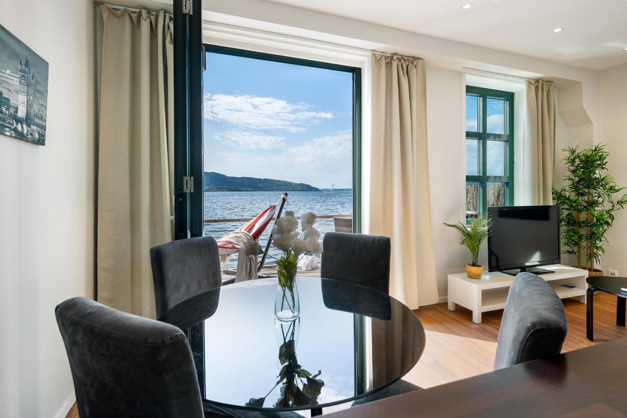 New! Sea Front Apt. With Terrace Above The Sea! Lejlighed Bergen